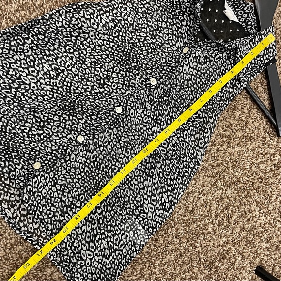 Sheer sleeveless animal print button up top - Picture 5 of 6